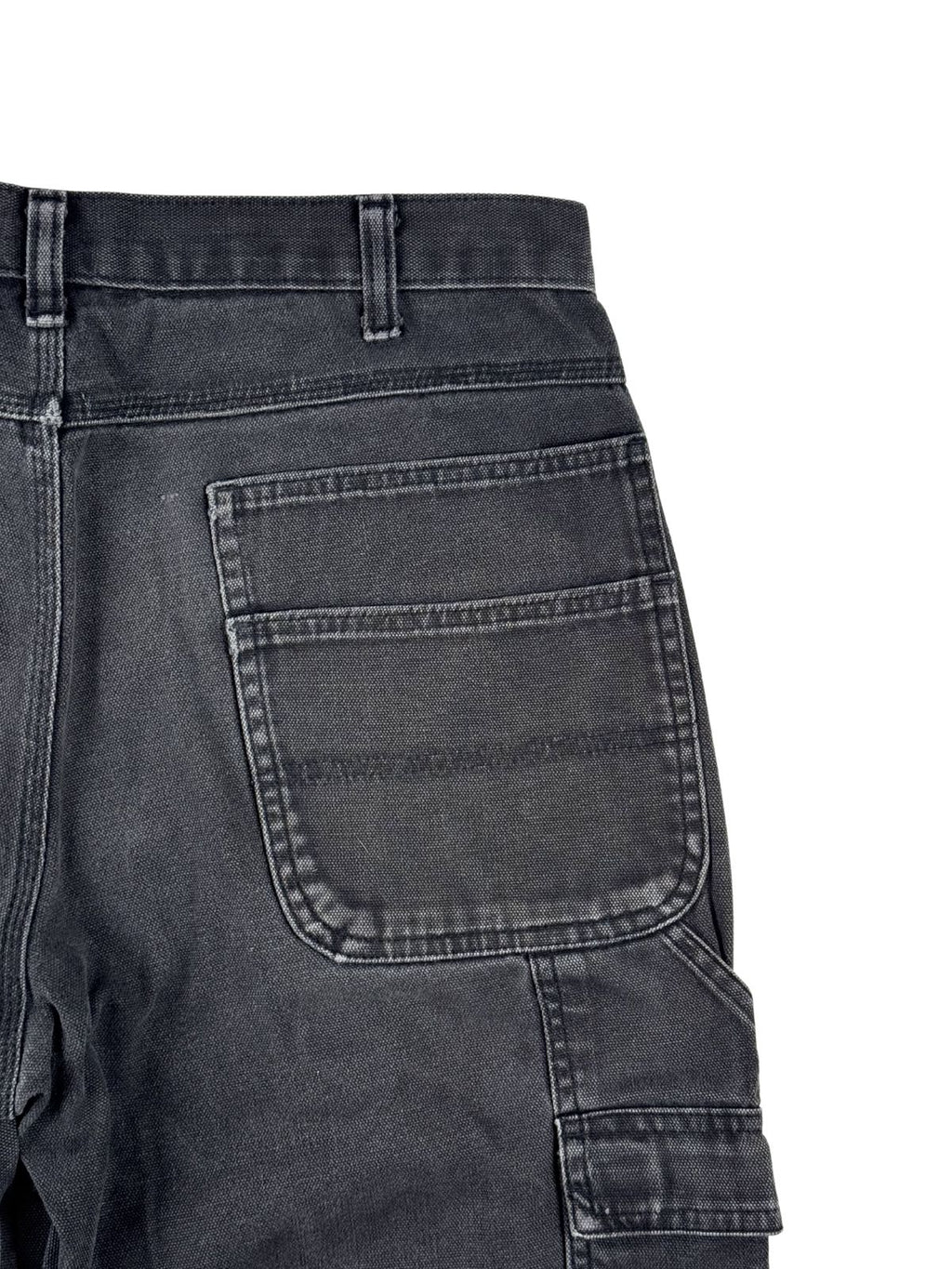 Detailansicht der hinteren rechten Gesäßtasche mit den typisch verstärkten Nähten und den darunterliegenden Zollstocktaschen (Utility Pockets).