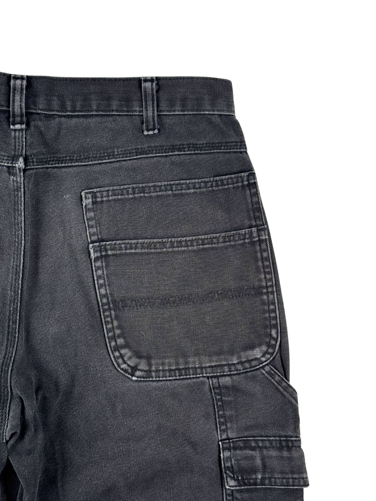 Detailansicht der hinteren rechten Gesäßtasche mit den typisch verstärkten Nähten und den darunterliegenden Zollstocktaschen (Utility Pockets).