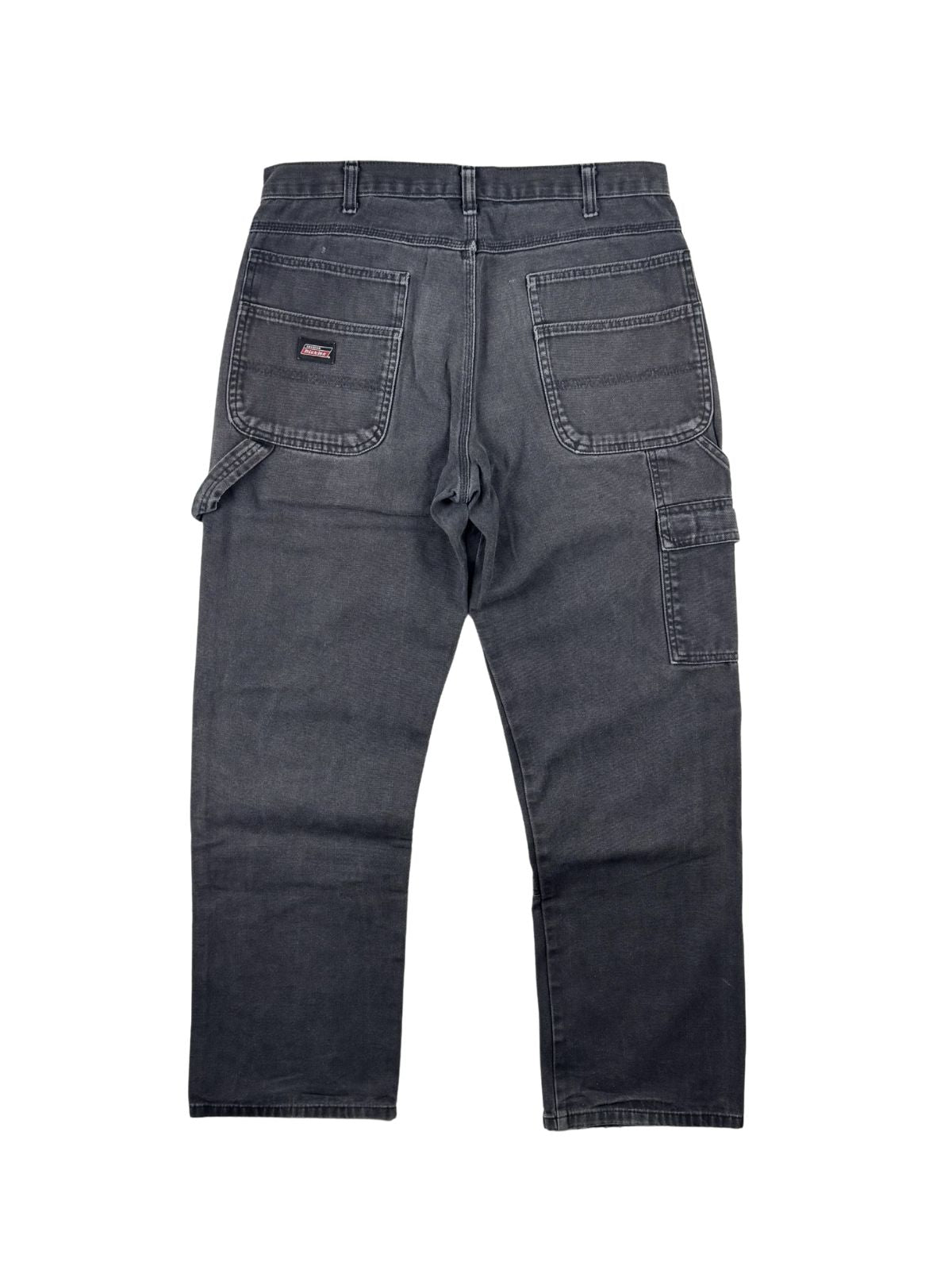 Vintage Dickies Carpenter-Hose in der Rückansicht. Ausgewaschene, anthrazit-schwarze Workwear-Hose mit klassischen aufgesetzten Taschen und Hammerschlaufe.