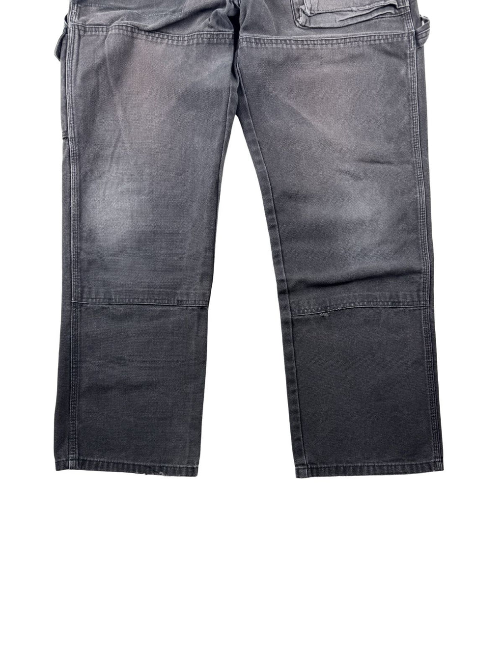 Detailansicht der vorderen Hosenbeine mit der typischen, doppellagigen Knie-Verstärkung (Double Knee), die eine authentische, hellere Ausbleichung (Fading) durch das Tragen aufweist.