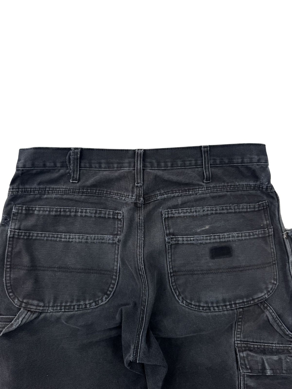 Detail der Rückseite einer verwaschenen Dickies Double Knee Pants mit Fokus auf Gürtelschlaufen und hintere Spatentaschen.