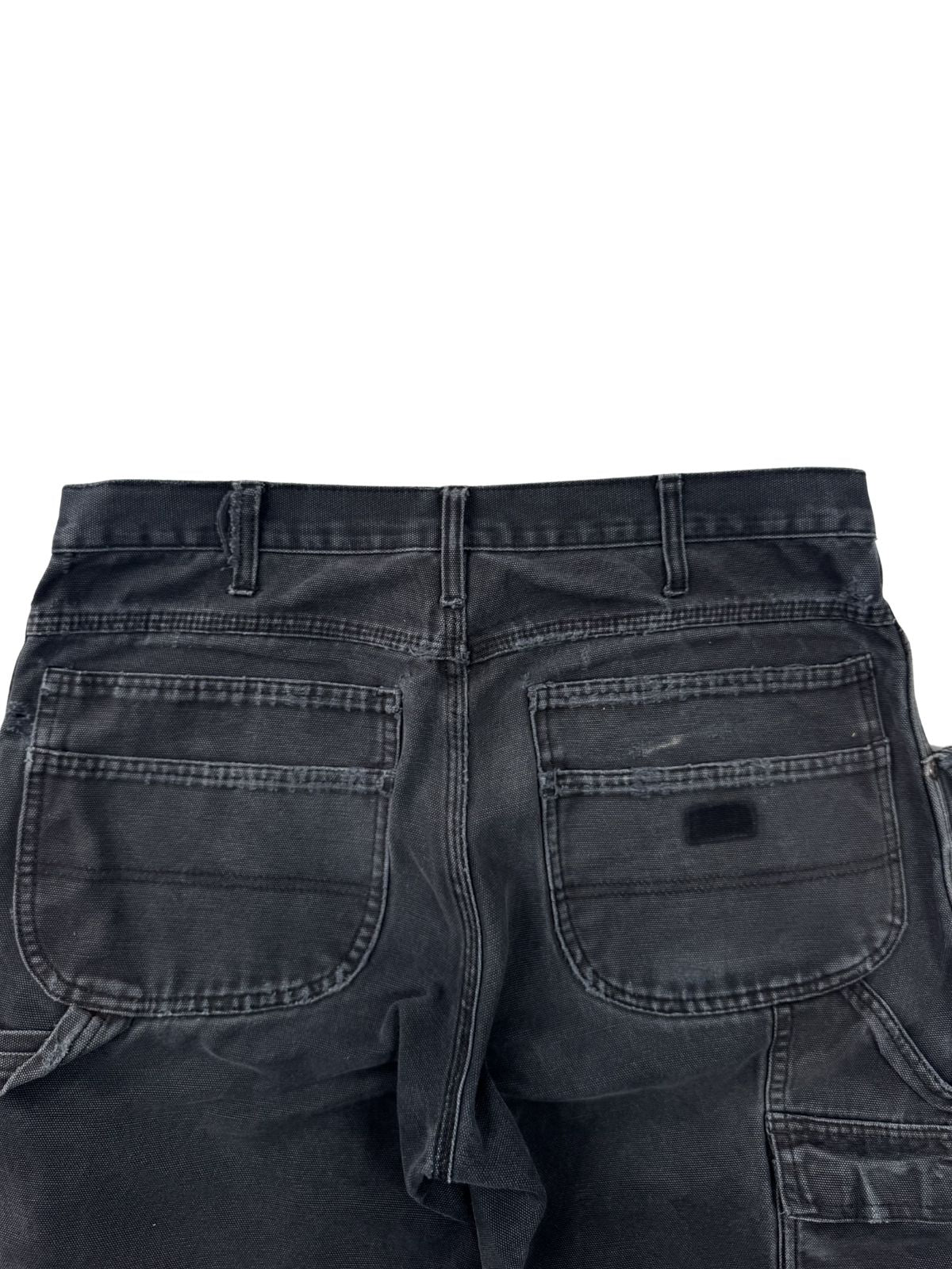 Detail der Rückseite einer verwaschenen Dickies Double Knee Pants mit Fokus auf Gürtelschlaufen und hintere Spatentaschen.