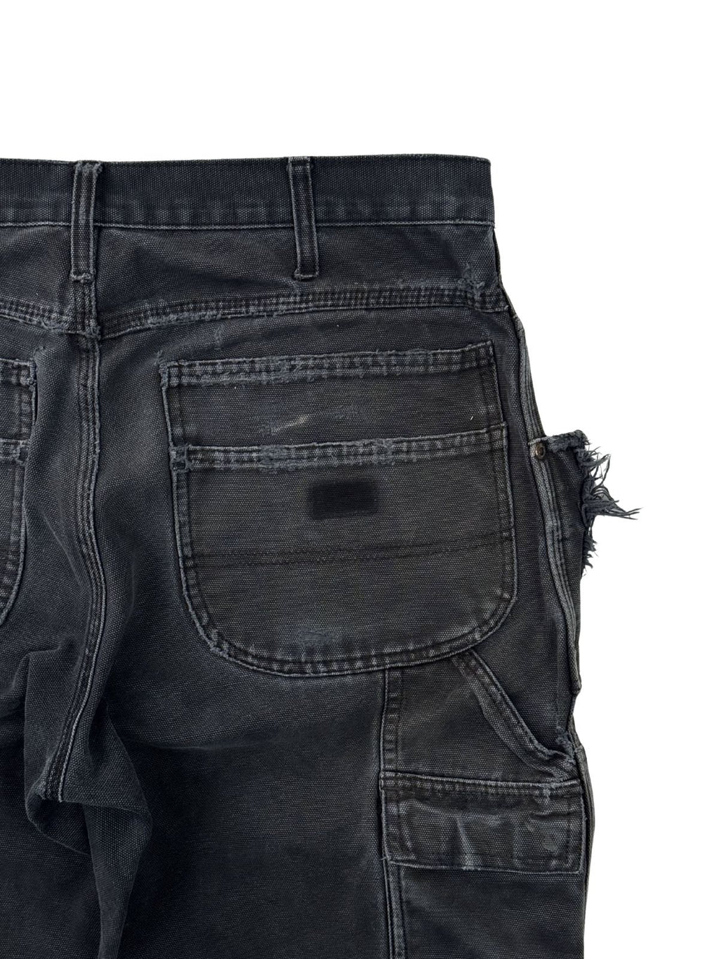 Rückseitige Carpenter-Tasche einer schwarzen Dickies Hose mit charakteristischen Verwaschungen und Vintage-Patina.