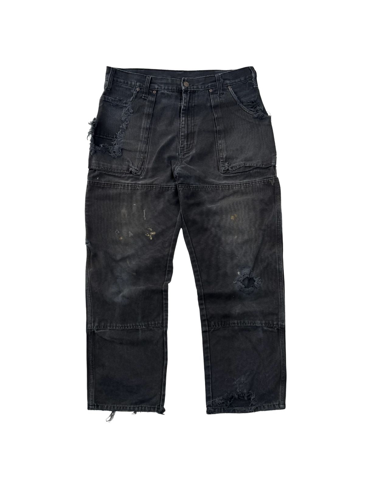 Vorderansicht einer thrashed Vintage Dickies Double Knee Hose in verwaschenem Schwarz mit starken Distressed-Details und Farbspritzern.