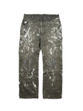 Komplettansicht der Vorderseite einer oliv-braunen Vintage Dickies Maler-Arbeitshose im Flatlay. Die Workwear-Hose zeigt extremen Distressed-Charakter mit intensiven weißen Farbspritzern und auffälligen, per Hand reparierten Flicken an beiden Knien. Flatlay auf weißem Hintergrund.