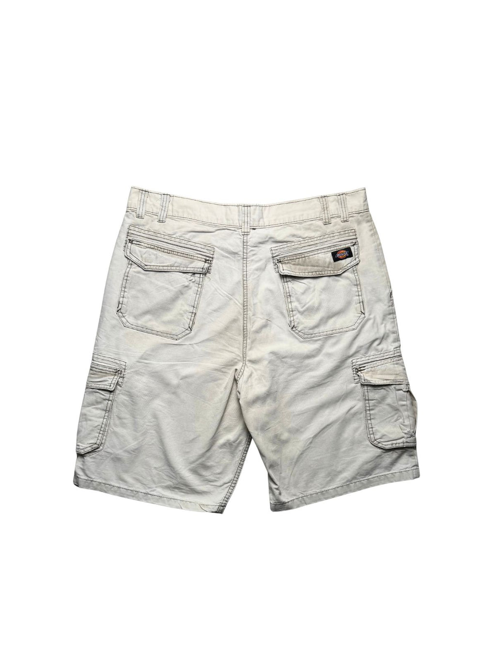 Rückseite der gewaschenen weißen Dickies Workwear-Shorts in der Gesamtansicht mit zwei geknöpften Gesäßtaschen und markanter dunkler Kontrastnaht.
