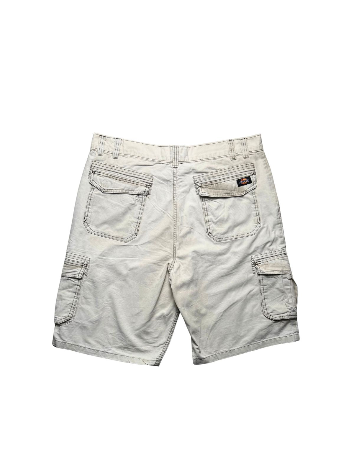 Rückseite der gewaschenen weißen Dickies Workwear-Shorts in der Gesamtansicht mit zwei geknöpften Gesäßtaschen und markanter dunkler Kontrastnaht.