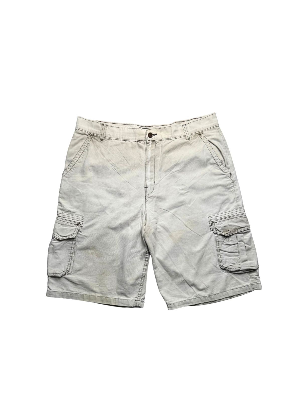 Originale cremeweiße Vintage Dickies Cargo-Shorts aus gewaschenem Canvas-Baumwollstoff in der vorderen Gesamtansicht. Robuste Workwear-Shorts mit Seitentaschen und ausgeprägtem Distressed-Look.