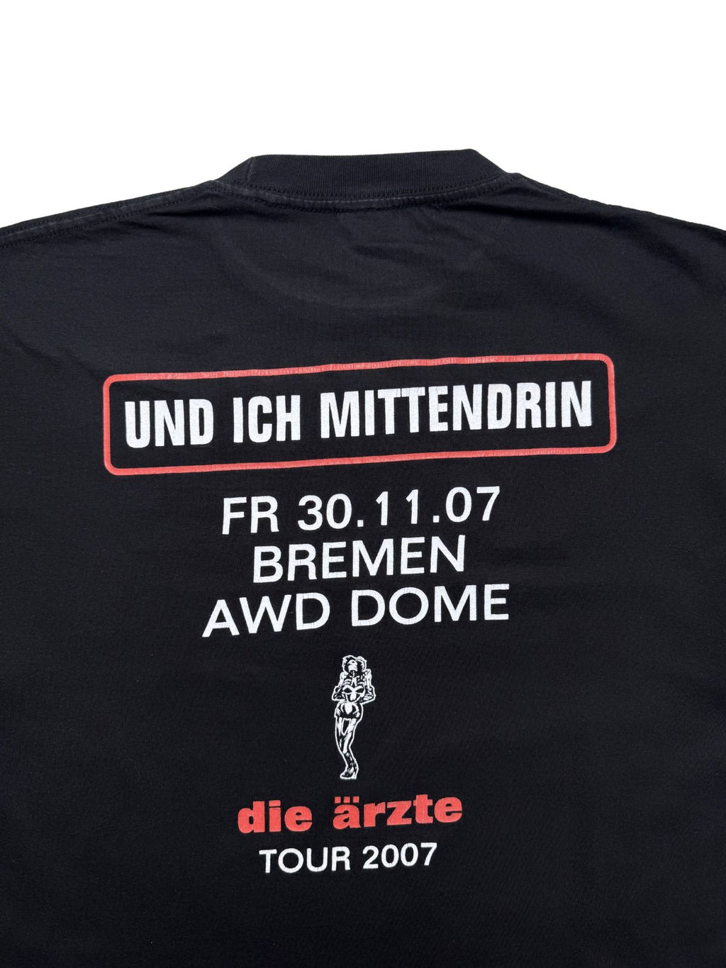 Detailansicht des Backprints mit dem roten Balken-Schriftzug „UND ICH MITTENDRIN“ und den Konzert-Details „FR 30.11.07 BREMEN AWD DOME“.