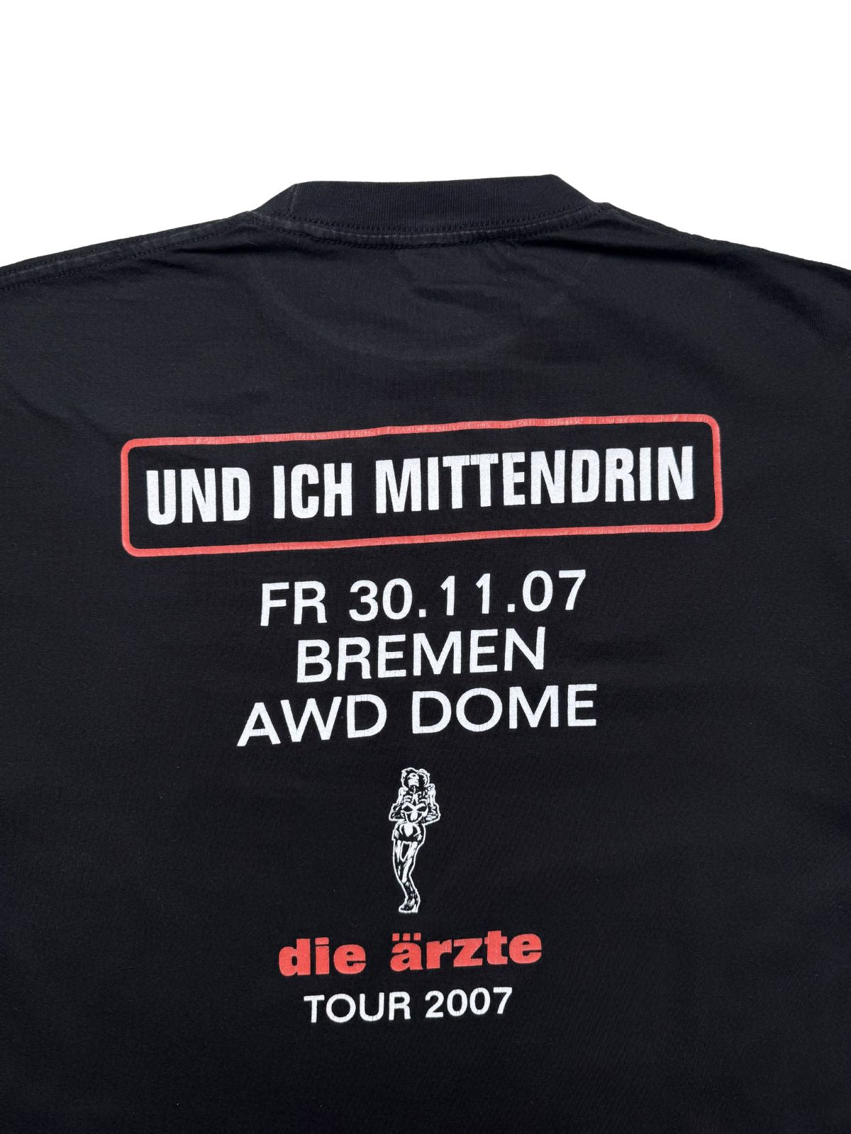 Detailansicht des Backprints mit dem roten Balken-Schriftzug „UND ICH MITTENDRIN“ und den Konzert-Details „FR 30.11.07 BREMEN AWD DOME“.