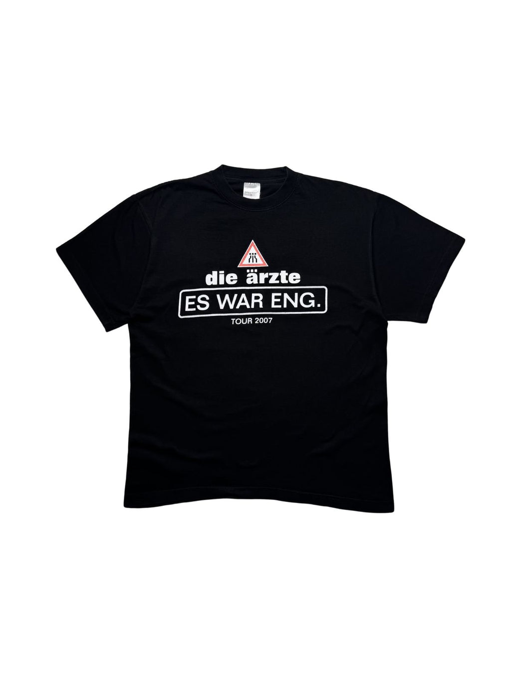 Schwarzes Vintage T-Shirt der Band Die Ärzte von der „Es war eng.“ Tour 2007 in der vorderen Gesamtansicht mit weißem Schriftzug und Warnschild-Grafik.