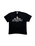 Schwarzes Vintage T-Shirt der Band Die Ärzte von der „Es war eng.“ Tour 2007 in der vorderen Gesamtansicht mit weißem Schriftzug und Warnschild-Grafik.