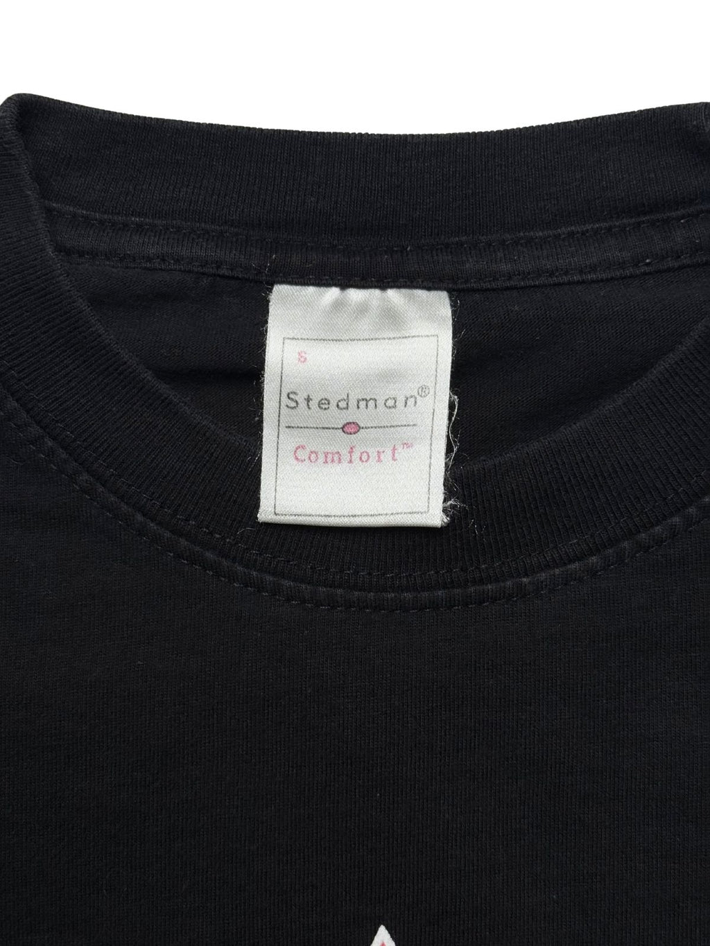 Nahaufnahme des inneren Kragens mit dem originalen, gut erhaltenen weißen Stoffetikett der Marke „Stedman Comfort“ in Größe S.