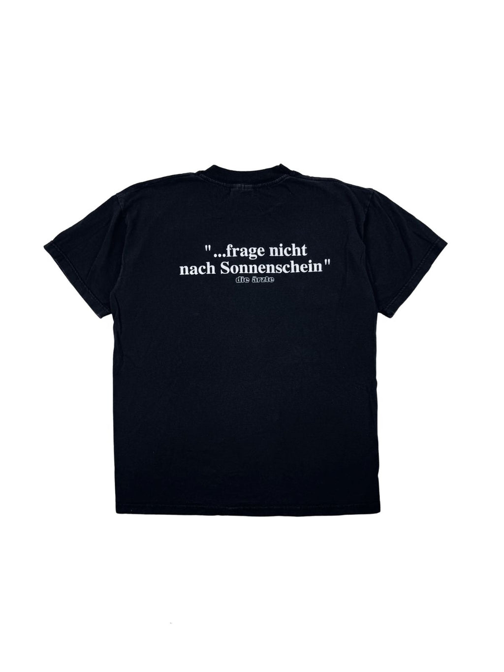 Rückseite des schwarzen Die Ärzte Vintage-Shirts von 1998 mit dem weißen, gedruckten Songtext-Zitat „...frage nicht nach Sonnenschein“.
