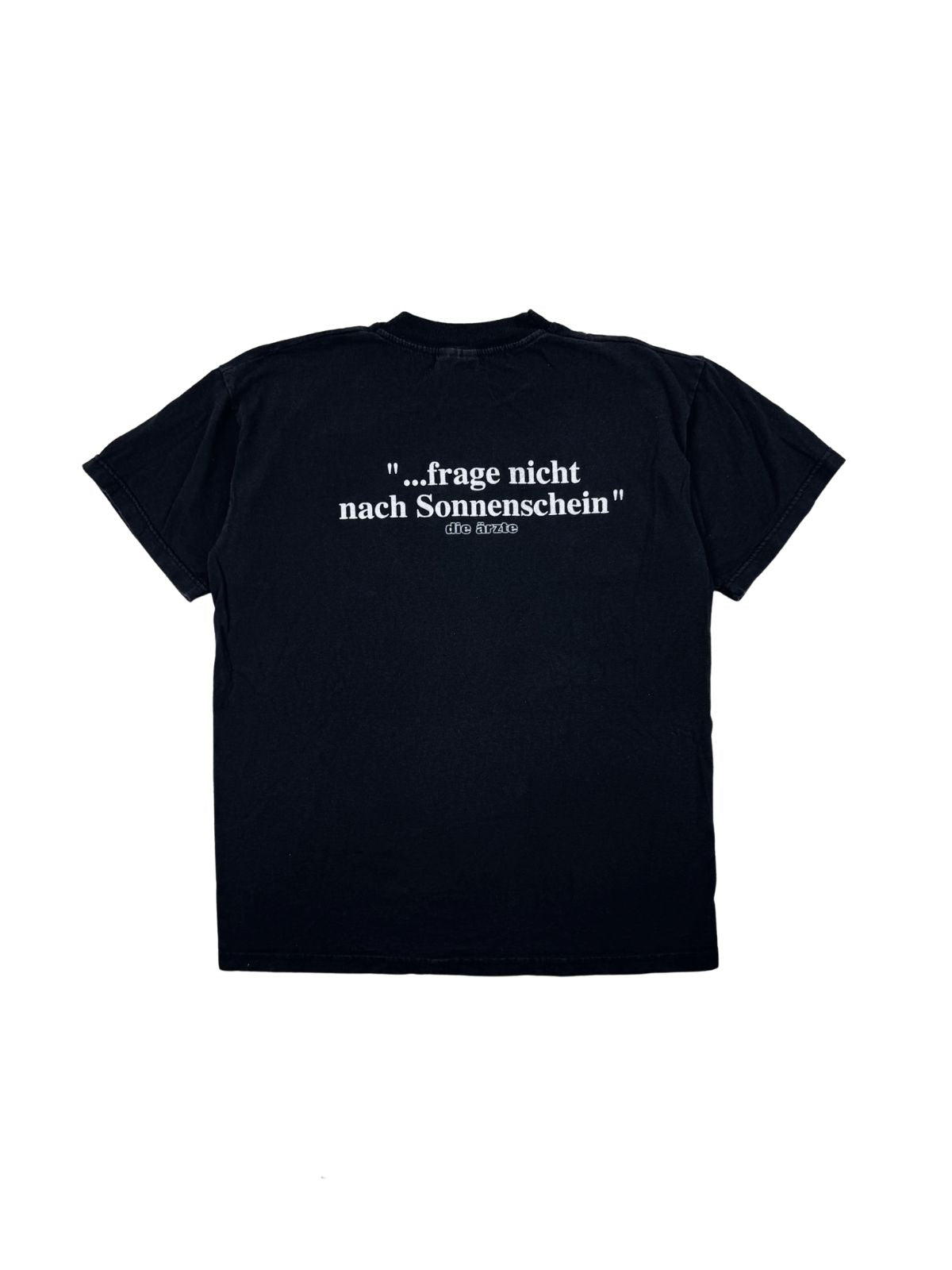 Rückseite des schwarzen Die Ärzte Vintage-Shirts von 1998 mit dem weißen, gedruckten Songtext-Zitat „...frage nicht nach Sonnenschein“.