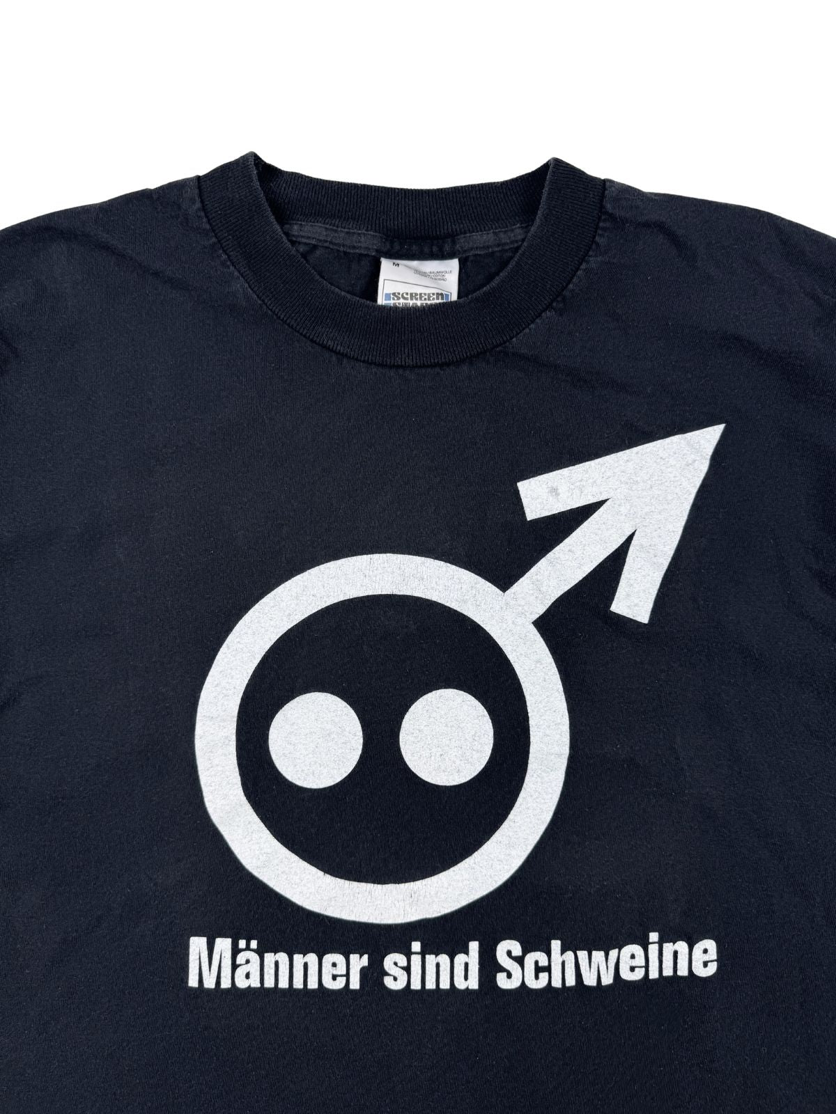 Nahaufnahme der oberen Vorderseite des Shirts mit Blick auf den Rundhalsausschnitt und das weiße Grafikdesign im typisch gealterten Vintage-Zustand.