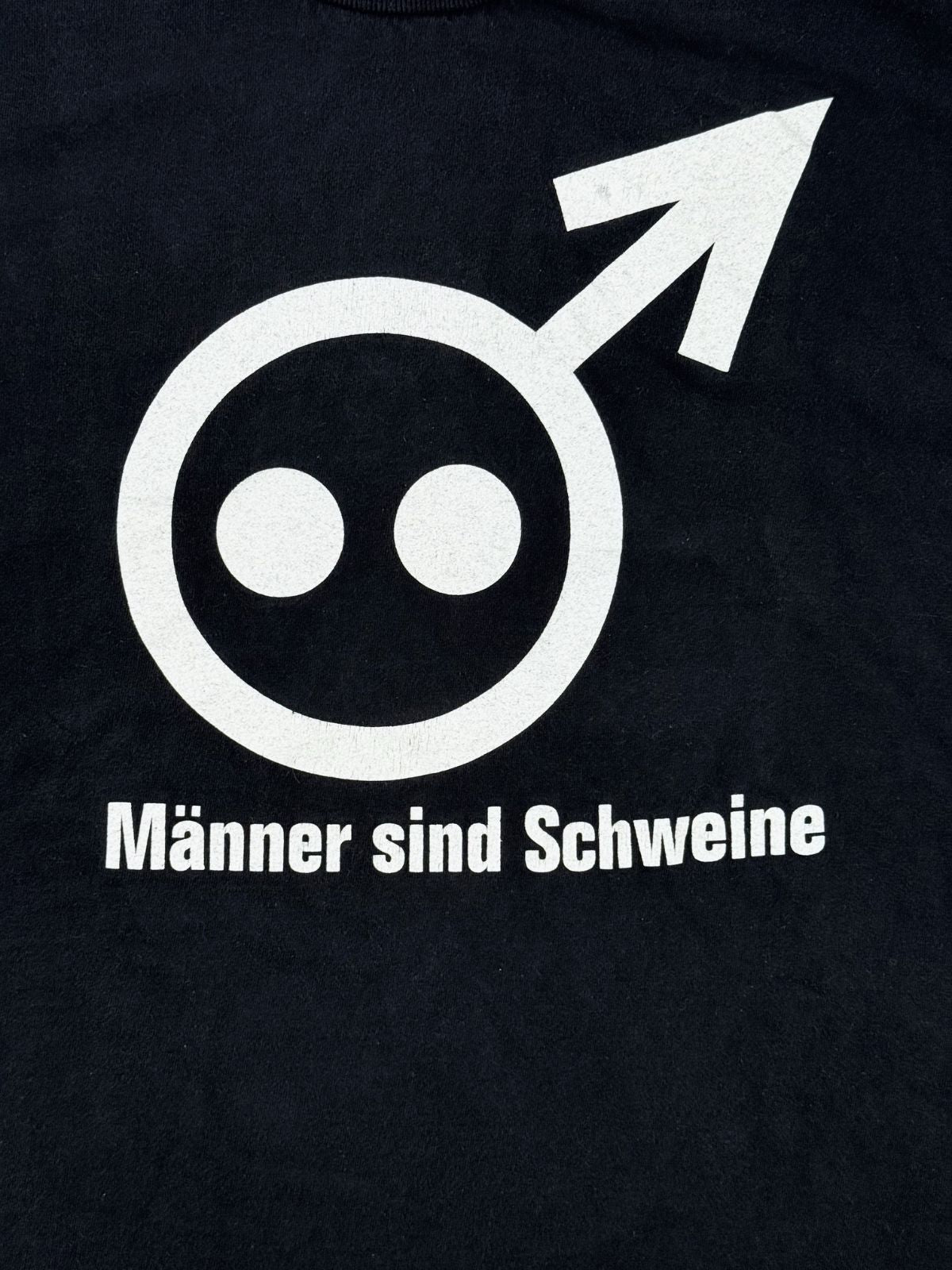 Detailansicht des vorderen Siebdrucks mit dem kombinierten Männersymbol und Schweinerüssel sowie dem darunter platzierten Songtitel „Männer sind Schweine“.
