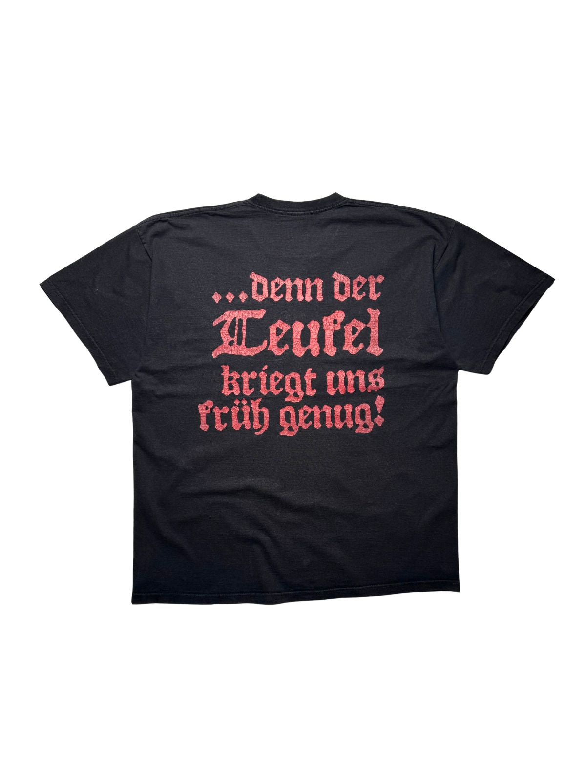 Rückseite des schwarzen Die Apokalyptischen Reiter Vintage-Shirts aus den 2000ern in der Gesamtansicht mit rotem Fraktur-Spruch-Backprint „...denn der Teufel kriegt uns früh genug!“.