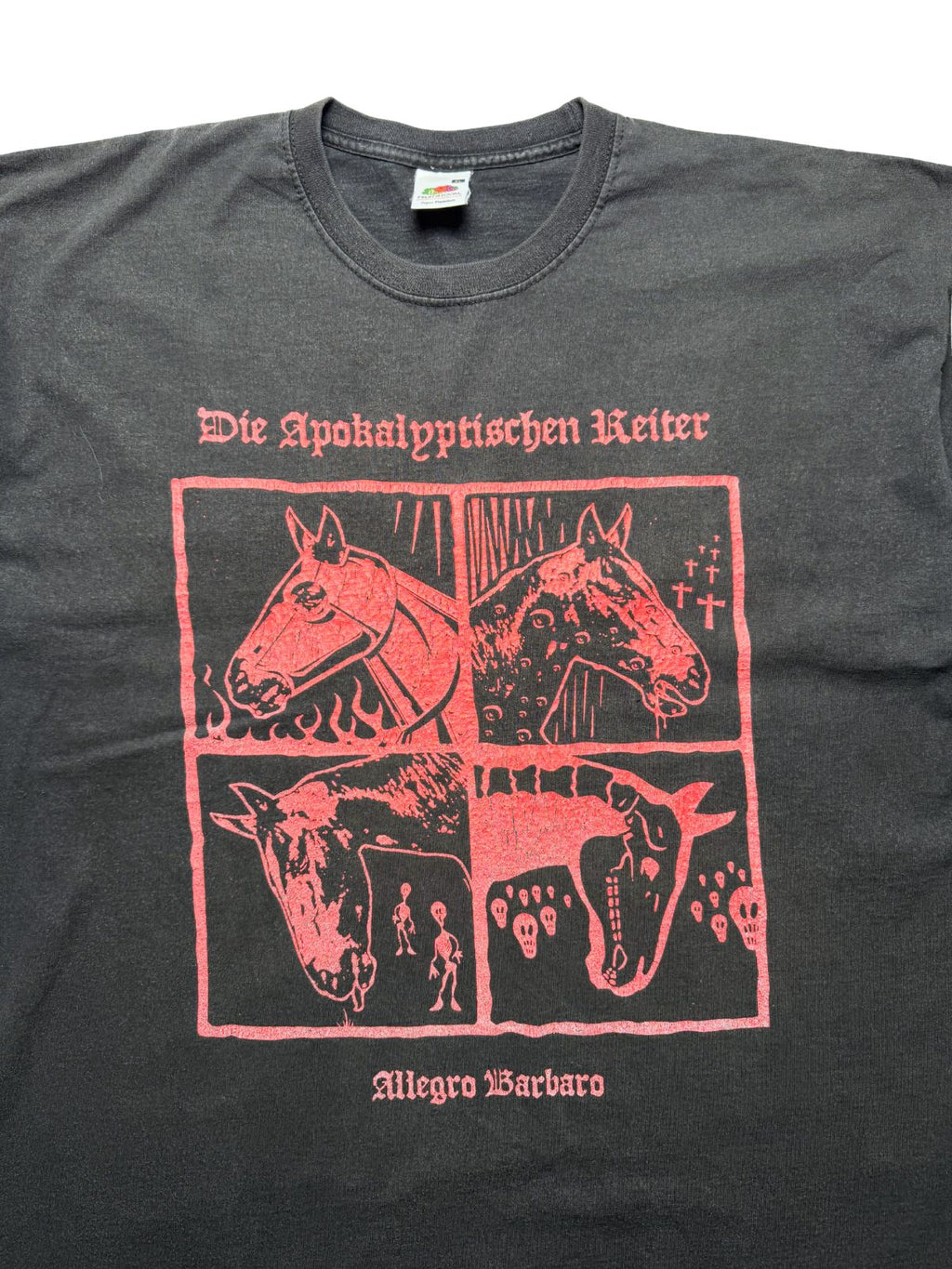 Detailansicht der vorderen Brustpartie mit geripptem Rundhalsausschnitt, dem „Fruit of the Loom“-Etikett und dem roten Altdeutsch-Schriftzug samt Pferde-Grafikrahmen.
