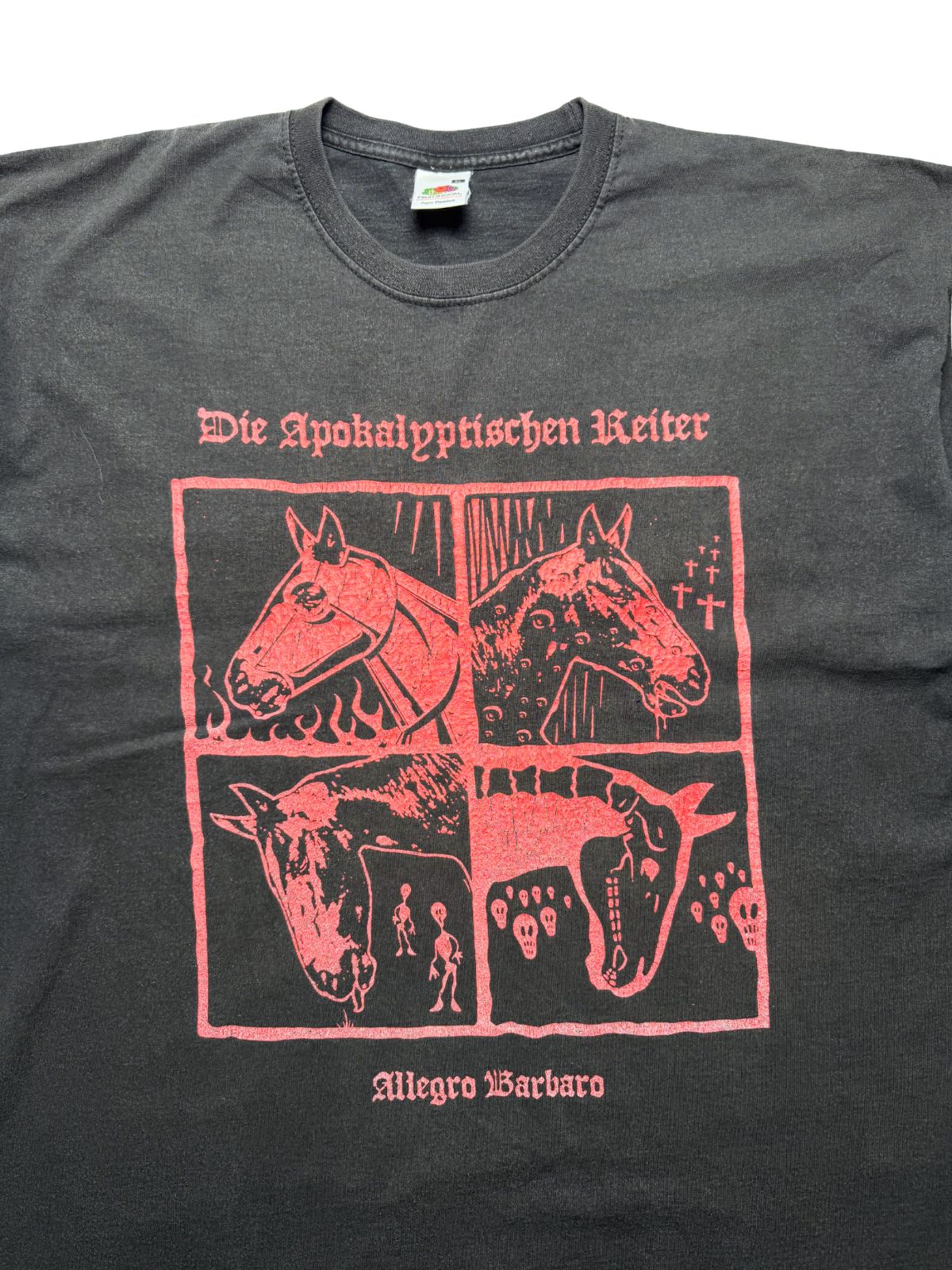 Detailansicht der vorderen Brustpartie mit geripptem Rundhalsausschnitt, dem „Fruit of the Loom“-Etikett und dem roten Altdeutsch-Schriftzug samt Pferde-Grafikrahmen.
