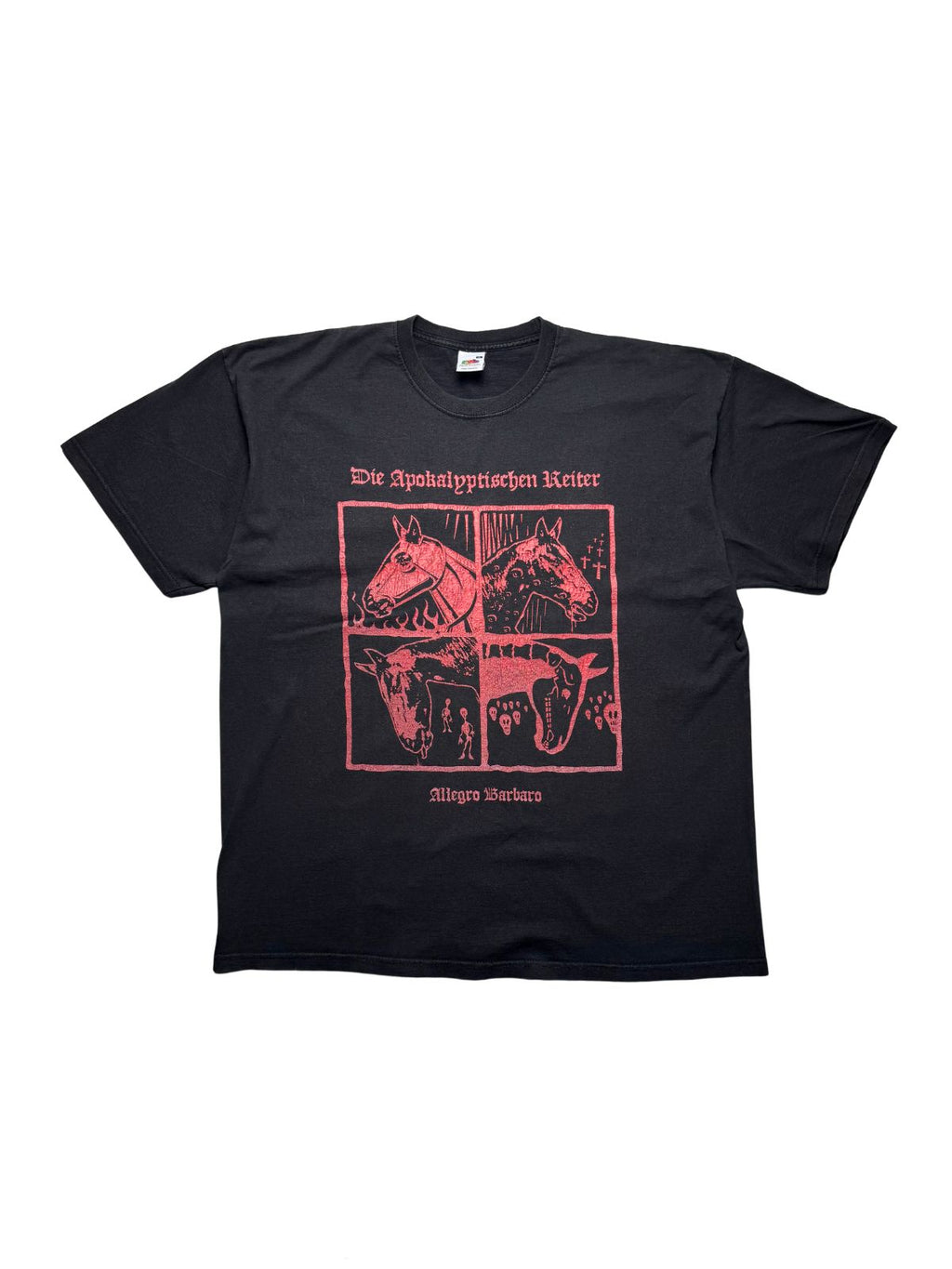 Originales schwarzes Vintage Die Apokalyptischen Reiter T-Shirt aus den 2000er Jahren in der vorderen Gesamtansicht. Extreme-Metal-Bandshirt zum Song/Album „Allegro Barbaro“ mit rotem 4-Felder-Pferdeköpfe-Siebdruck.