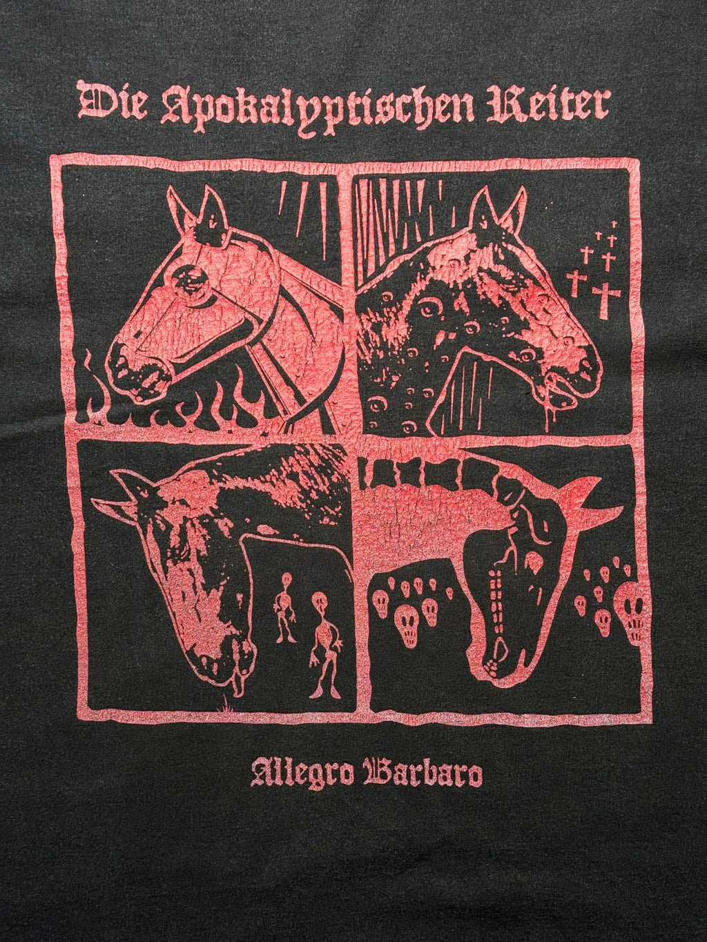 Nahaufnahme des vorderen Grafikdrucks mit vier illustrierten Pferdeköpfen, Totenschädeln, Flammen und dem Titel „Allegro Barbaro“.