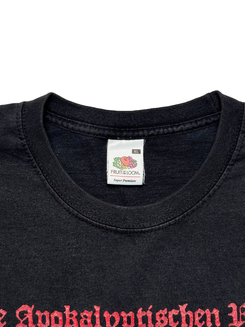 Makroaufnahme des Kragenbereichs mit dem originalen weißen Nackenetikett der Marke „Fruit of the Loom Super Premium“ (Größe XL) oberhalb des roten Band-Schriftzugs.