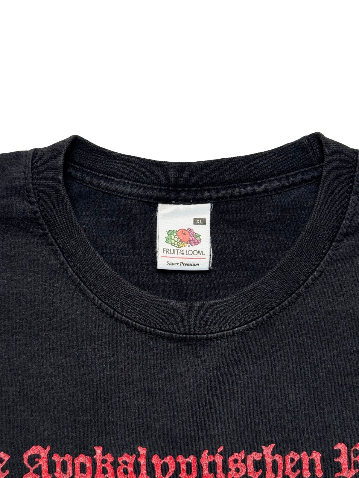 Makroaufnahme des Kragenbereichs mit dem originalen weißen Nackenetikett der Marke „Fruit of the Loom Super Premium“ (Größe XL) oberhalb des roten Band-Schriftzugs.