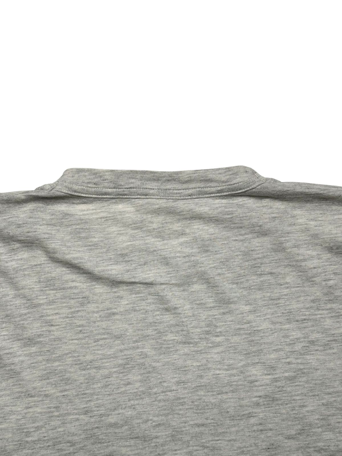 Detailaufnahme der oberen Rückseite mit Fokus auf das elastische Nackenbündchen und die feine Struktur des grauen Melange-Stoffs.