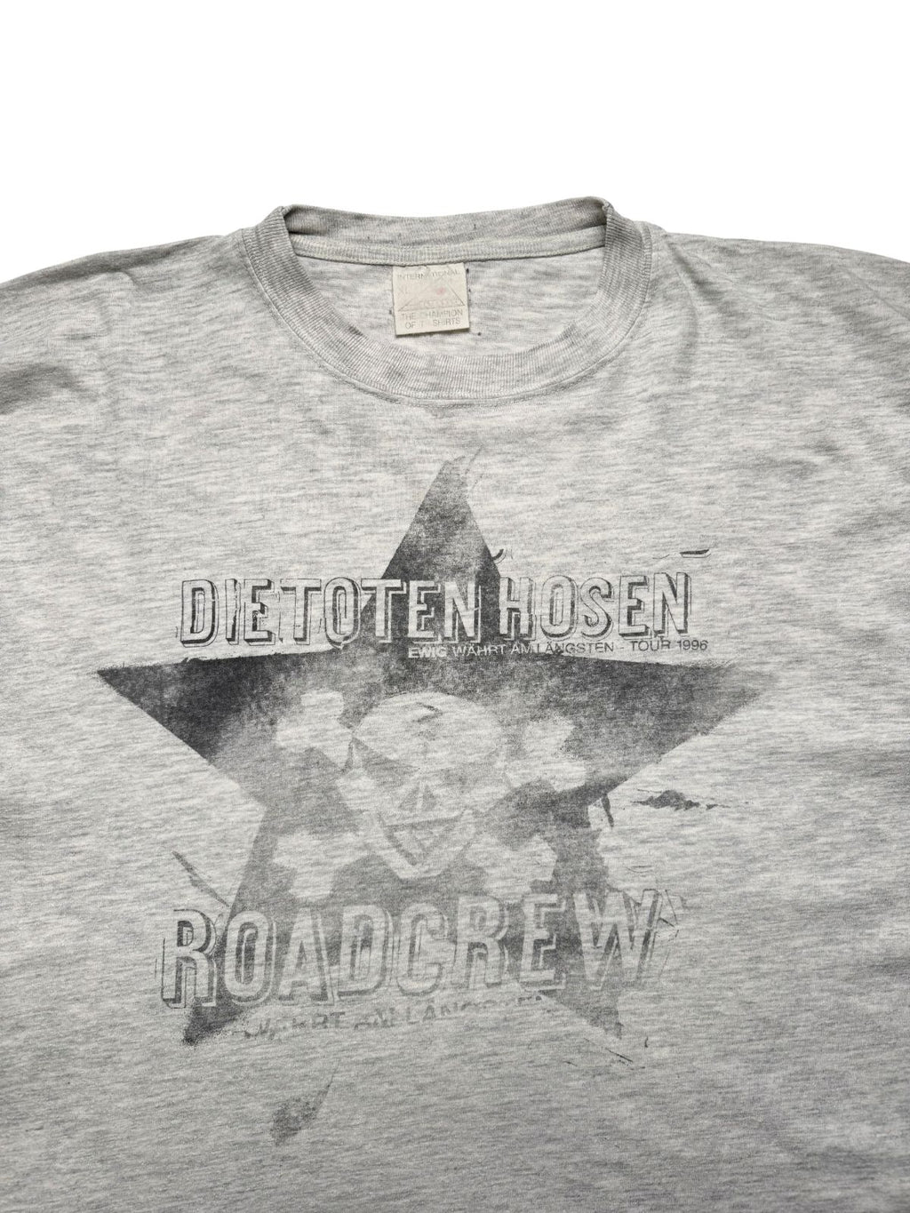 Nahaufnahme der oberen Frontpartie des Graumelierten Shirts mit Blick auf den gerippten Rundhalsausschnitt und den charakteristischen Band-Print.