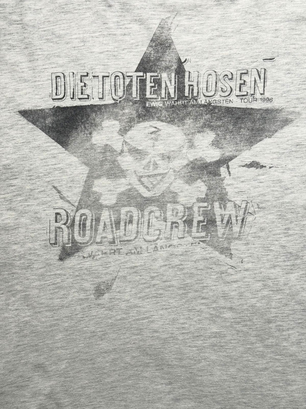 Detailansicht des vorderen Siebdrucks mit dem Schriftzug „DIE TOTEN HOSEN - EWIG WÄHRT AM LÄNGSTEN - TOUR 1996“ sowie dem großen Stern, Totenkopf und „ROADCREW“-Druck im Faded-Look.