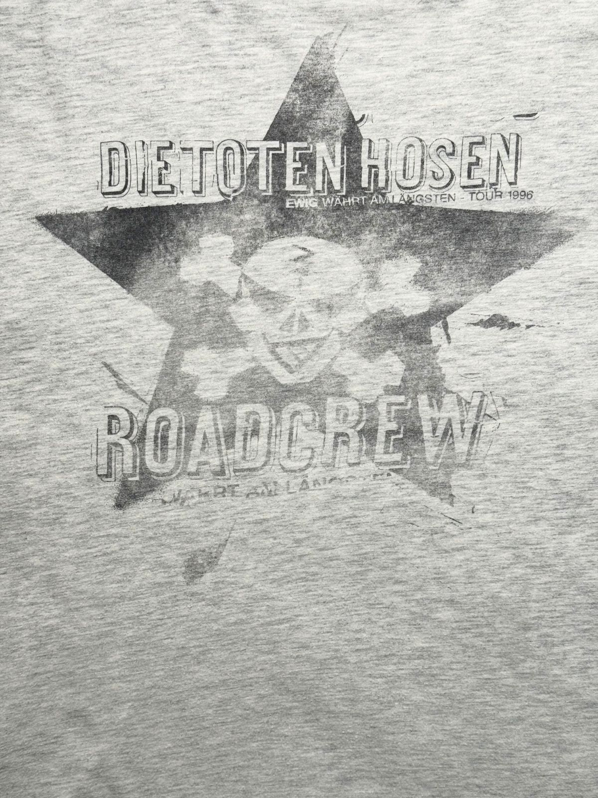 Detailansicht des vorderen Siebdrucks mit dem Schriftzug „DIE TOTEN HOSEN - EWIG WÄHRT AM LÄNGSTEN - TOUR 1996“ sowie dem großen Stern, Totenkopf und „ROADCREW“-Druck im Faded-Look.