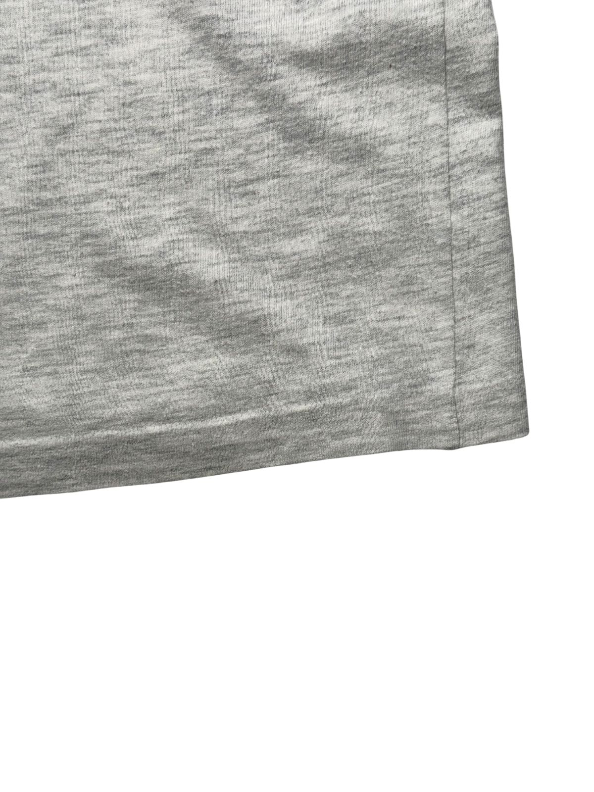 Nahaufnahme der unteren rechten Saumkante mit einer sauberen Single-Stitch-Verarbeitung.