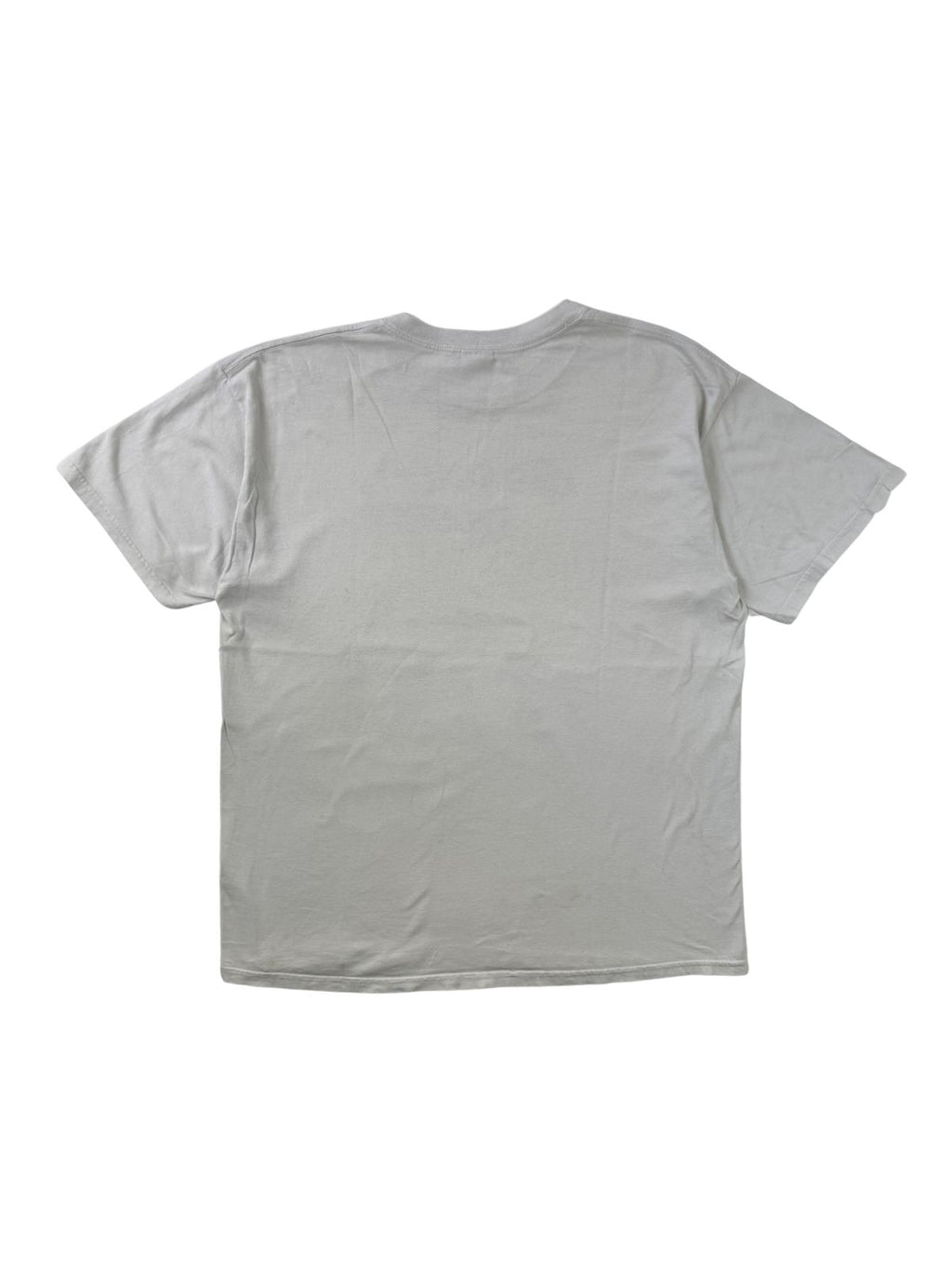 Rückansicht des hellgrauen Vintage-Shirts im Flatlay. Die Rückseite des Band-Merch-T-Shirts ist komplett unbedruckt.