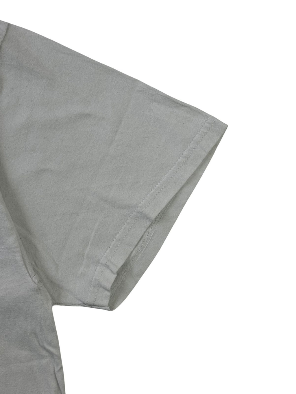 Detailansicht des kurzen Ärmels mit sauber verarbeiteter Doppelnaht (Twin Needle Stitching) am Ärmelbündchen des 2004er Merch-Shirts.