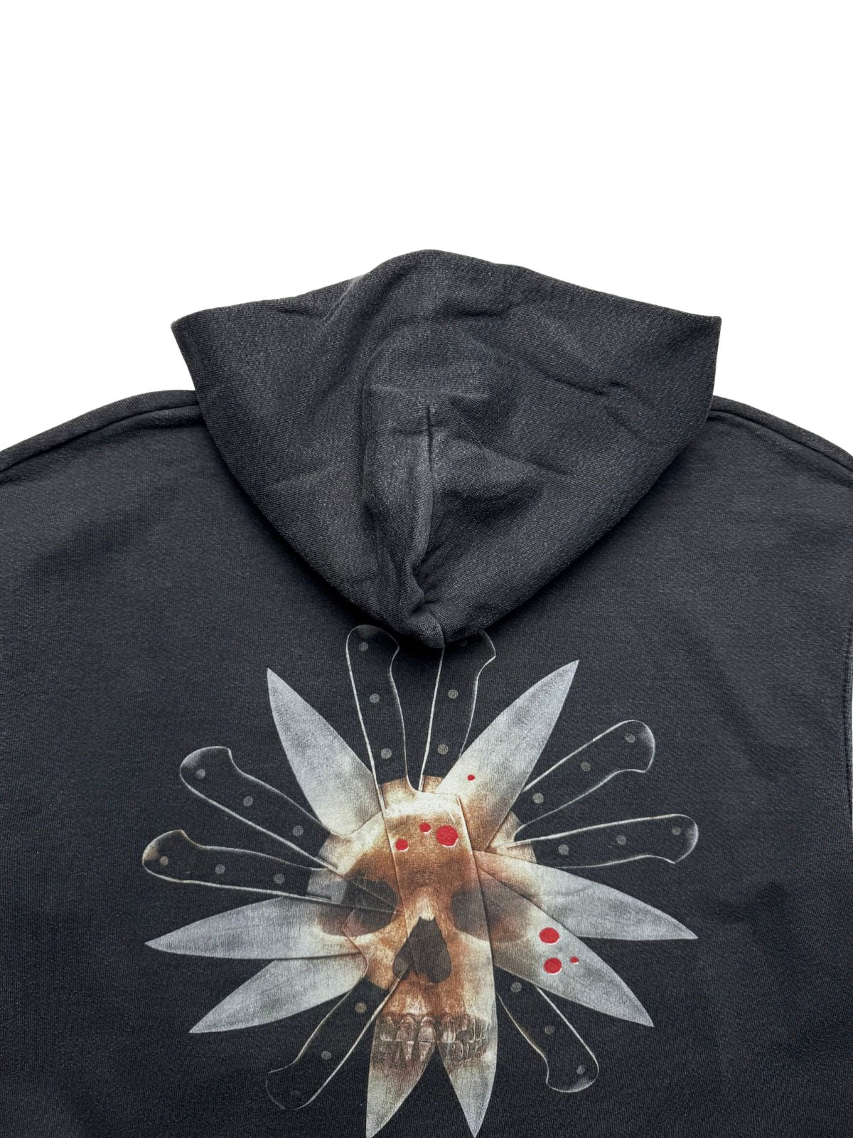 Nahaufnahme der oberen Rückseite unterhalb der Kapuze mit Blick auf den eindrucksvollen Messer-Stern-Backprint.