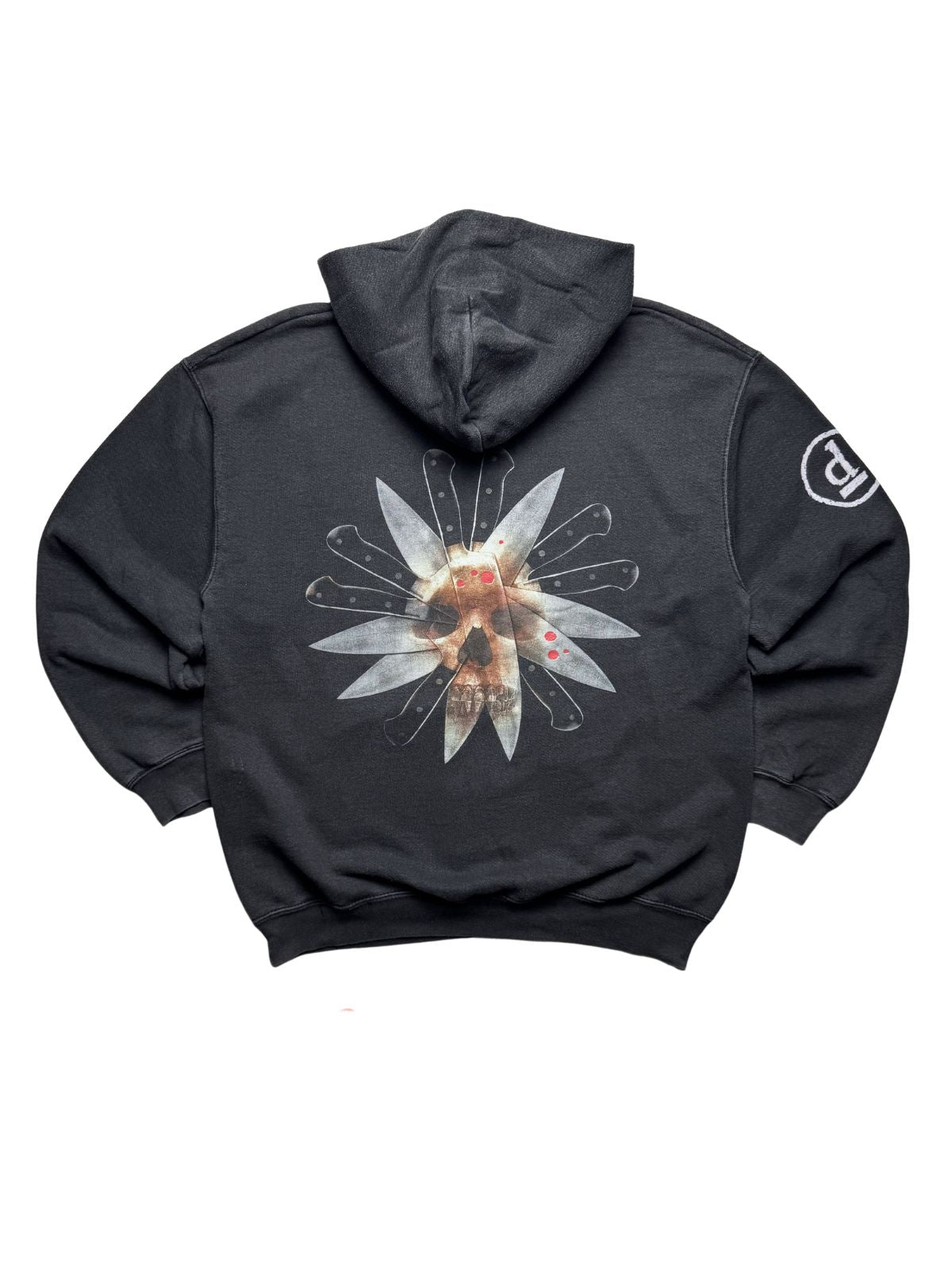 Rückseite des schwarzen Disbelief Vintage-Hoodies von 2005 in der Gesamtansicht mit großem kreisförmigen Backprint aus Messer-Klingen und Schädel-Motiv.