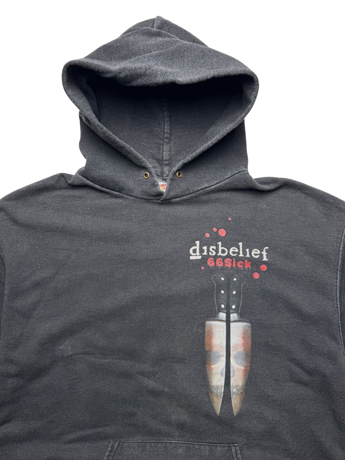 Detailansicht der vorderen Brustpartie mit Kapuze, Messingösen und dem Siebdruck-Motiv aus gekreuzten Messern, Schädel und dem Schriftzug „disbelief 66Sick“.