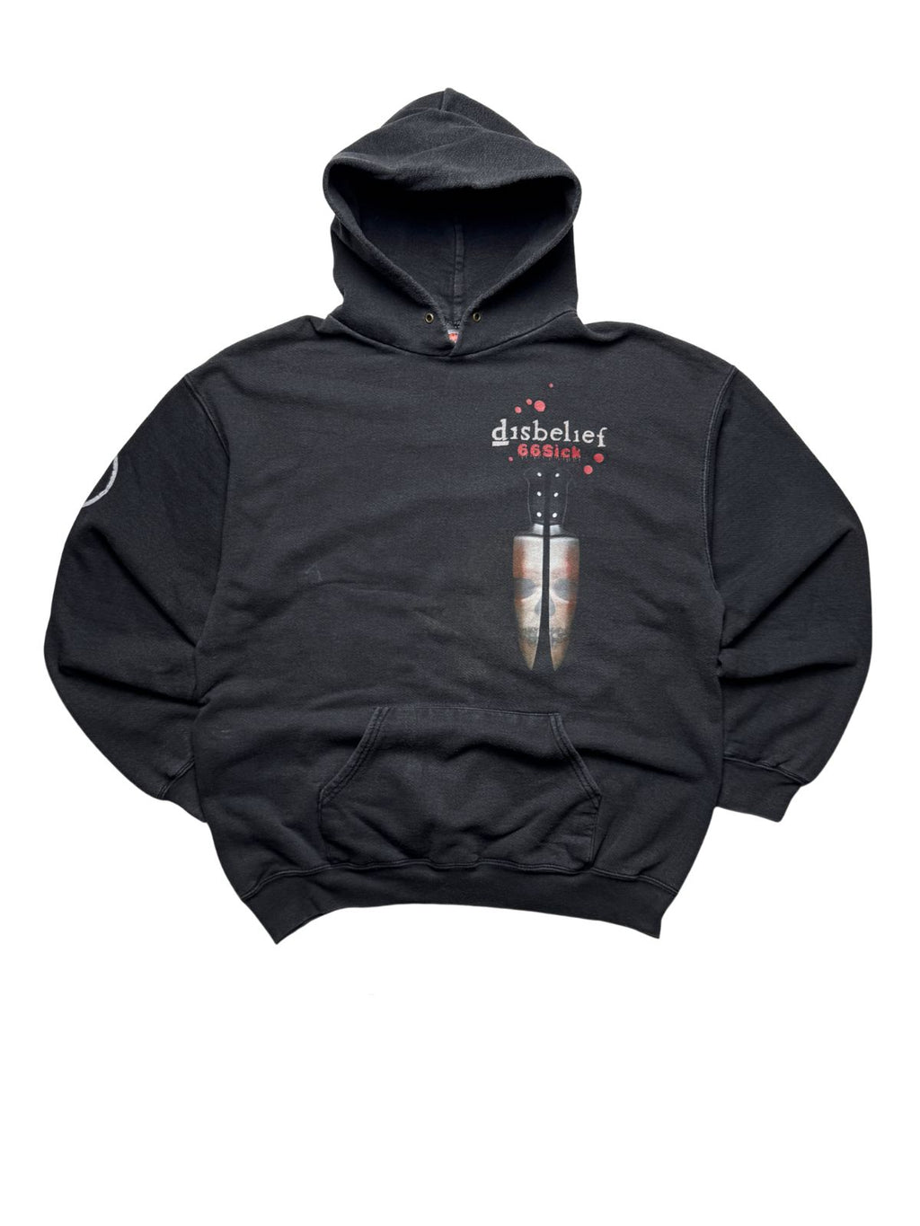 Schwarzer Vintage Disbelief Kapuzenpullover von 2005 zum Album „66Sick“ in der vorderen Gesamtansicht. Death-Metal-Band-Hoodie mit Messer-Schädel-Brustprint, Kängurutasche und Ärmellogo.