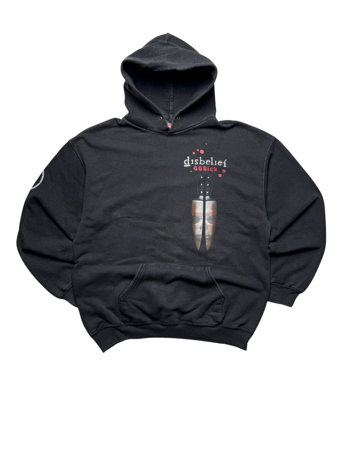 Schwarzer Vintage Disbelief Kapuzenpullover von 2005 zum Album „66Sick“ in der vorderen Gesamtansicht. Death-Metal-Band-Hoodie mit Messer-Schädel-Brustprint, Kängurutasche und Ärmellogo.