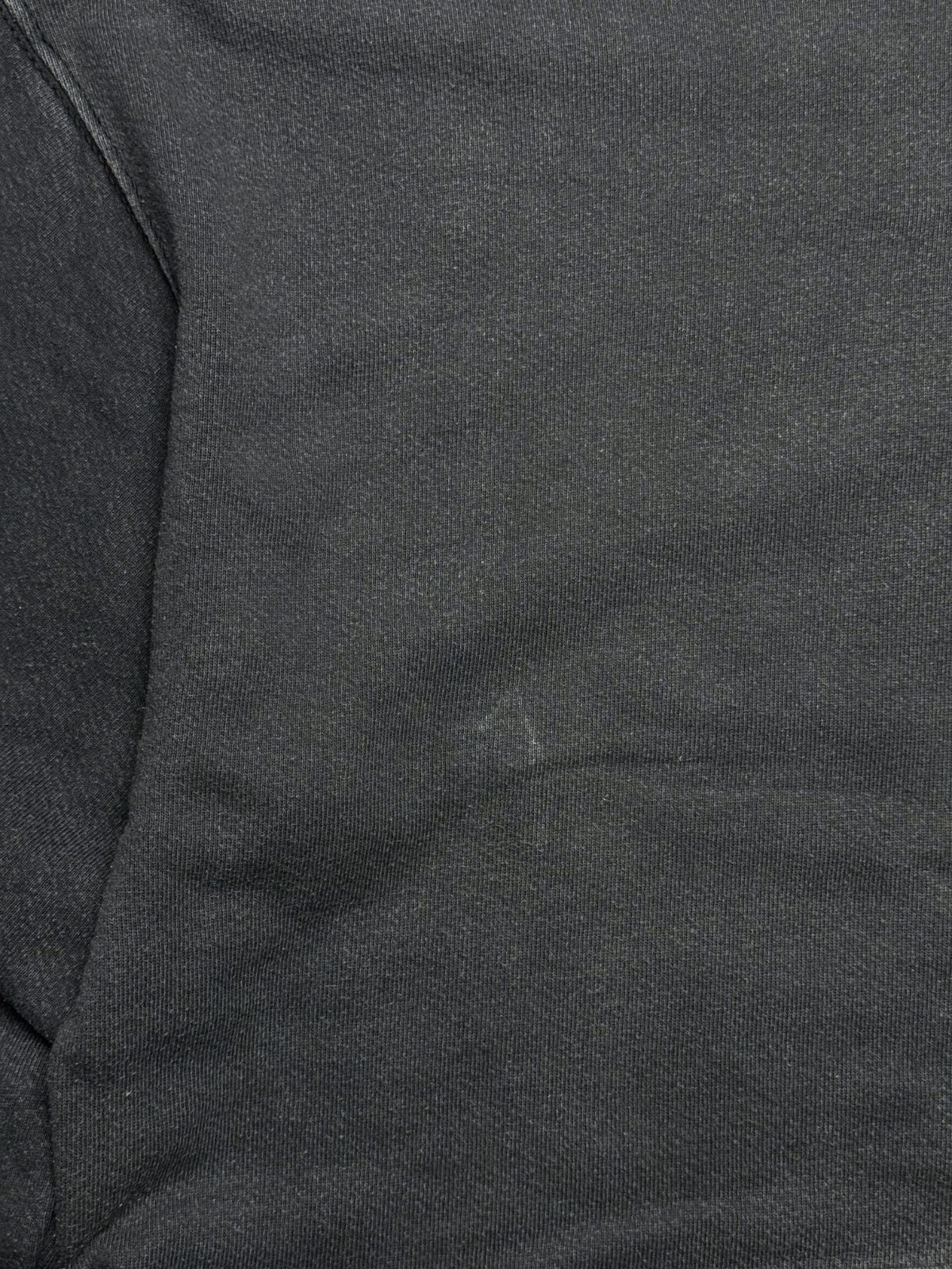 Detailaufnahme des Sweatshirt-Stoffs zur transparenten Zustandsdokumentation mit einem leichten, unauffälligen Schatten/Fleck auf der Rückseite.
