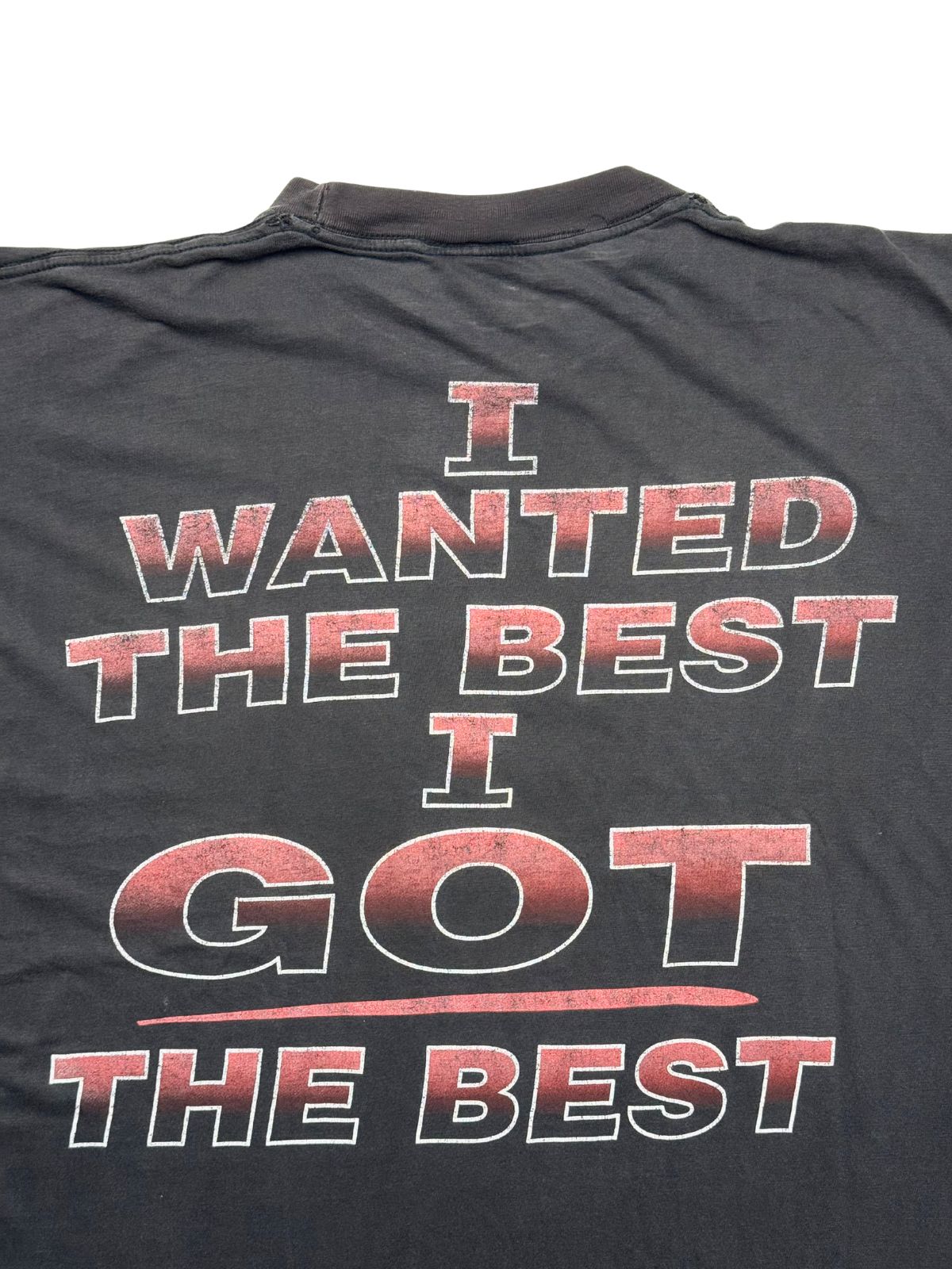 Nahaufnahme der oberen Rückseite mit Fokus auf die berühmte Konzert-Ansage „I WANTED THE BEST I GOT THE BEST“ als rot-weißer Siebdruck.