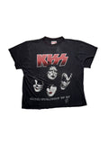 Originales schwarzes Vintage KISS T-Shirt von 1996 zur „Alive / Worldwide ’96 ’97“-Tour in der vorderen Gesamtansicht. Stark verwaschenes Rock-Shirt mit ikonischem Band-Make-up-Porträt im Thrashed-Look.