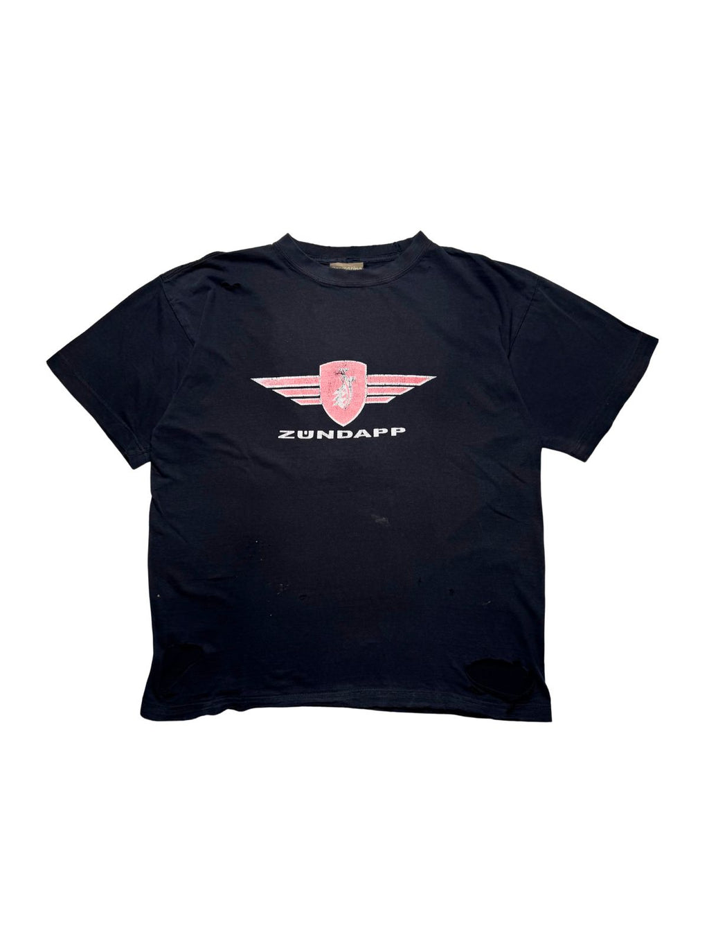 Originales schwarzes Vintage Zündapp T-Shirt aus den 1990er Jahren in der vorderen Gesamtansicht. Kultiges Biker-/Mofa-Motivshirt im Thrashed-Look mit rosa Zündapp-Flügel-Logo und großen Löchern am Saum.