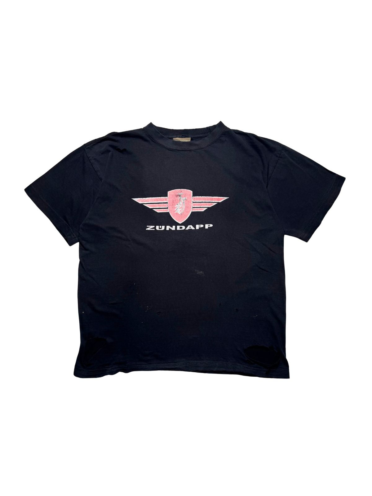 Originales schwarzes Vintage Zündapp T-Shirt aus den 1990er Jahren in der vorderen Gesamtansicht. Kultiges Biker-/Mofa-Motivshirt im Thrashed-Look mit rosa Zündapp-Flügel-Logo und großen Löchern am Saum.