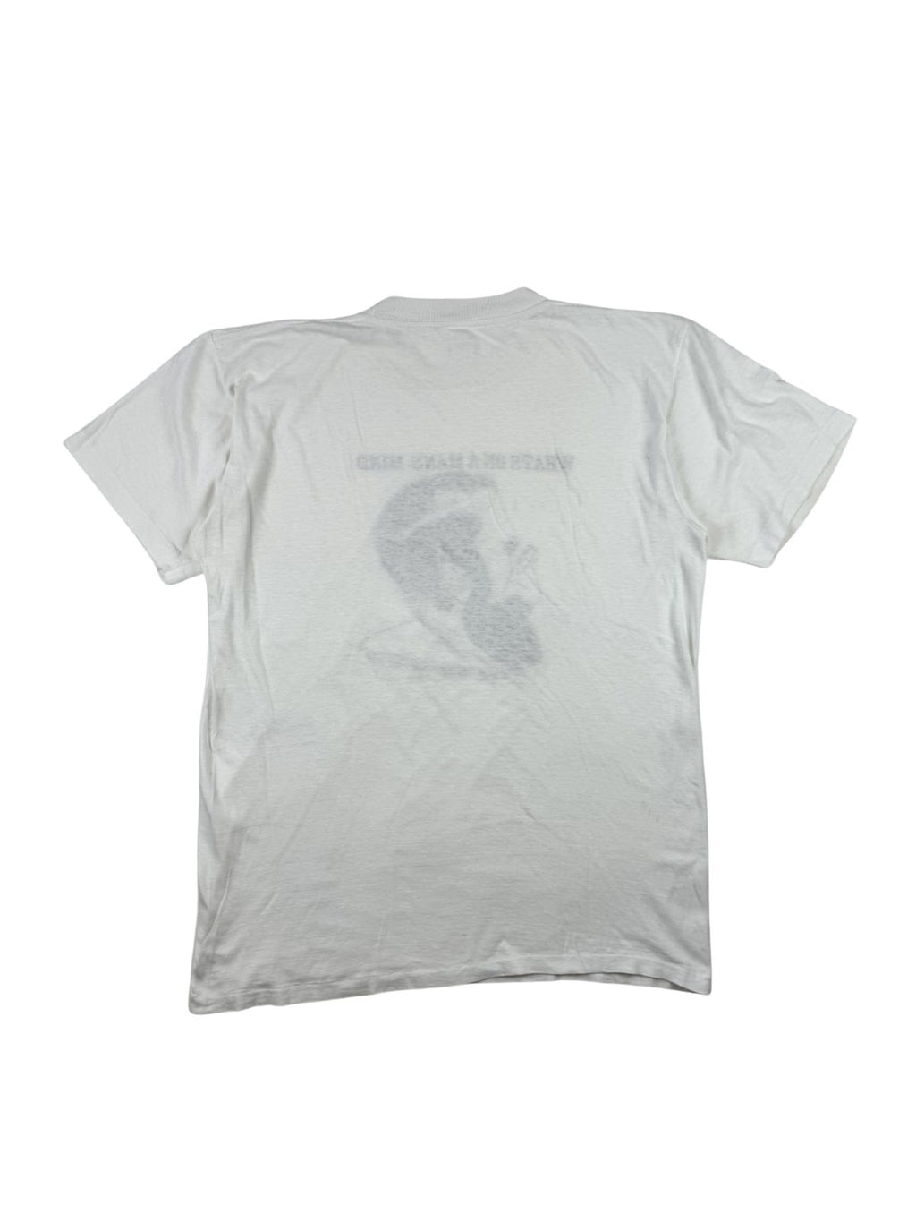 Rückseite des dünnen, weißen Baumwoll-Shirts, bei dem der vordere Siebdruck durch den leicht transparenten Vintage-Stoff hindurchschimmert.