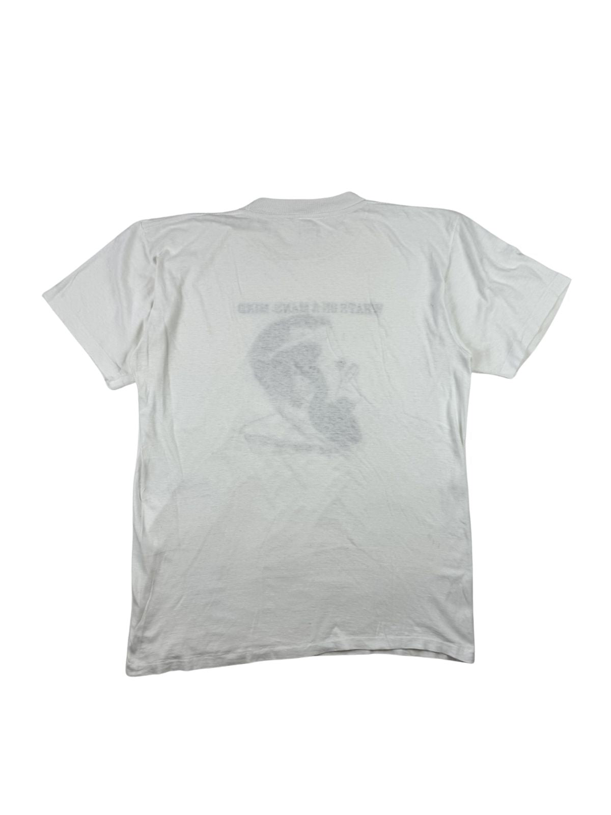Rückseite des dünnen, weißen Baumwoll-Shirts, bei dem der vordere Siebdruck durch den leicht transparenten Vintage-Stoff hindurchschimmert.