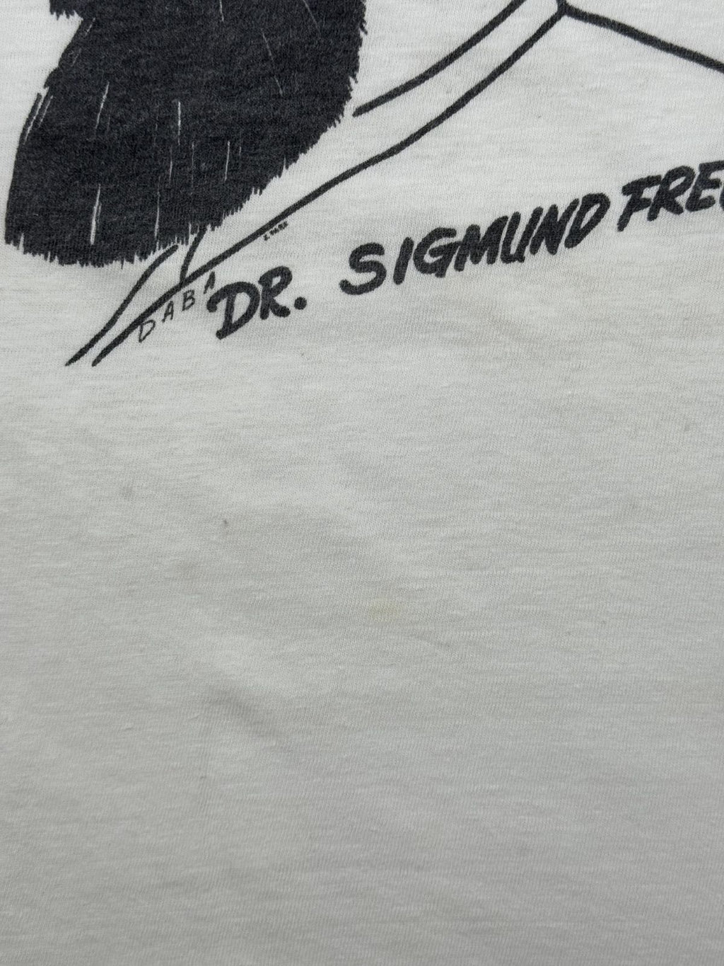 Makroaufnahme unterhalb der Grafik mit dem Künstlernamen bzw. der Signatur „DABA“ neben dem gedruckten Schriftzug „DR. SIGMUND FREUD“.