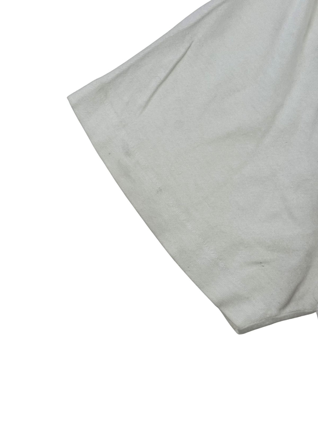 Detailansicht der Ärmelkante mit Single-Stitch-Verarbeitung (Einfachnaht) – das wichtigste Kriterium zur Echtheitsbestimmung von 90er-Jahre Vintage-Shirts.