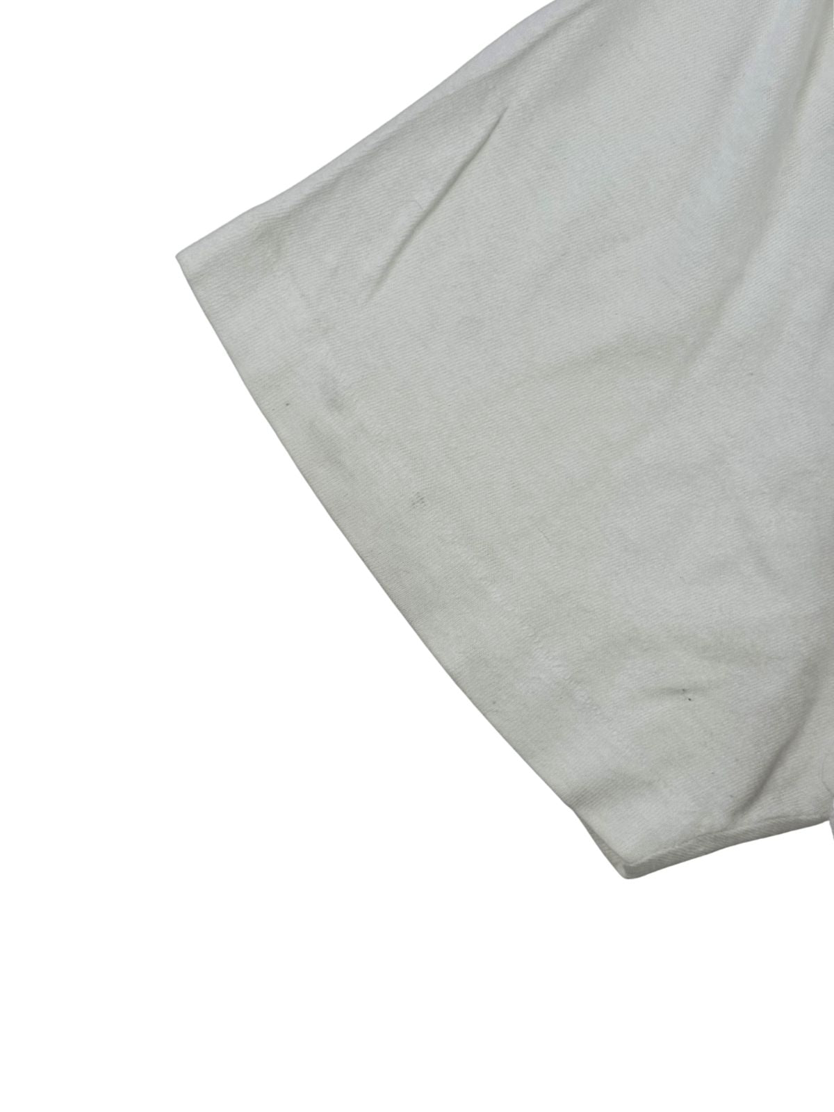 Detailansicht der Ärmelkante mit Single-Stitch-Verarbeitung (Einfachnaht) – das wichtigste Kriterium zur Echtheitsbestimmung von 90er-Jahre Vintage-Shirts.